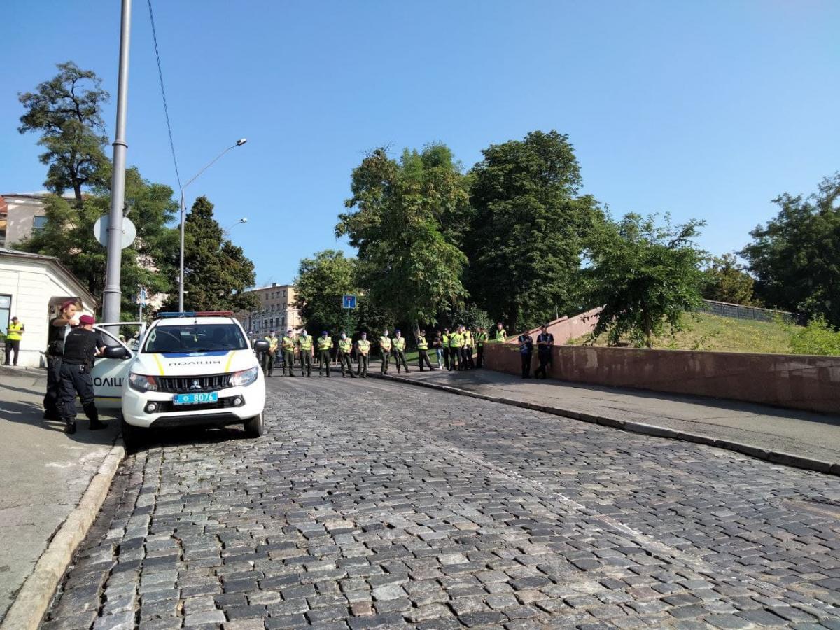 Кордон правоохранителей на пересечении Трехсвятительской и Костельной / фото УНИАН, Таня Поляковская Кордон правоохранителей на пересечении Трехсвятительской и Костельной / фото УНИАН, Таня Поляковская