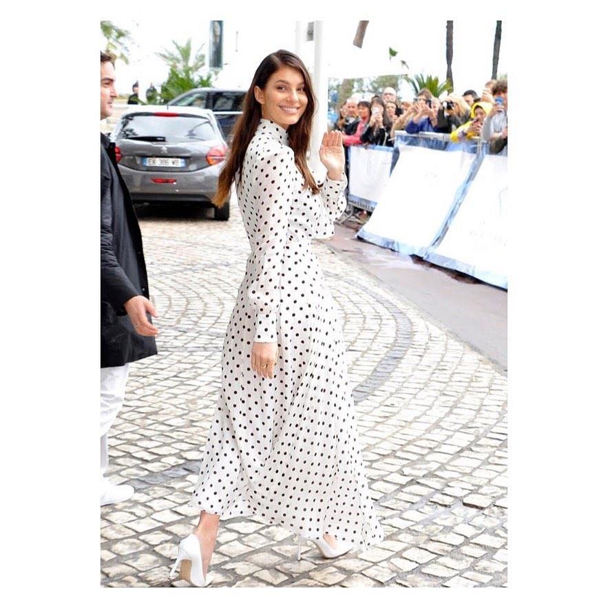 Платье в горох - тренд сезона / instagram.com/camilamorrone Платье в горох - тренд сезона / instagram.com/camilamorrone