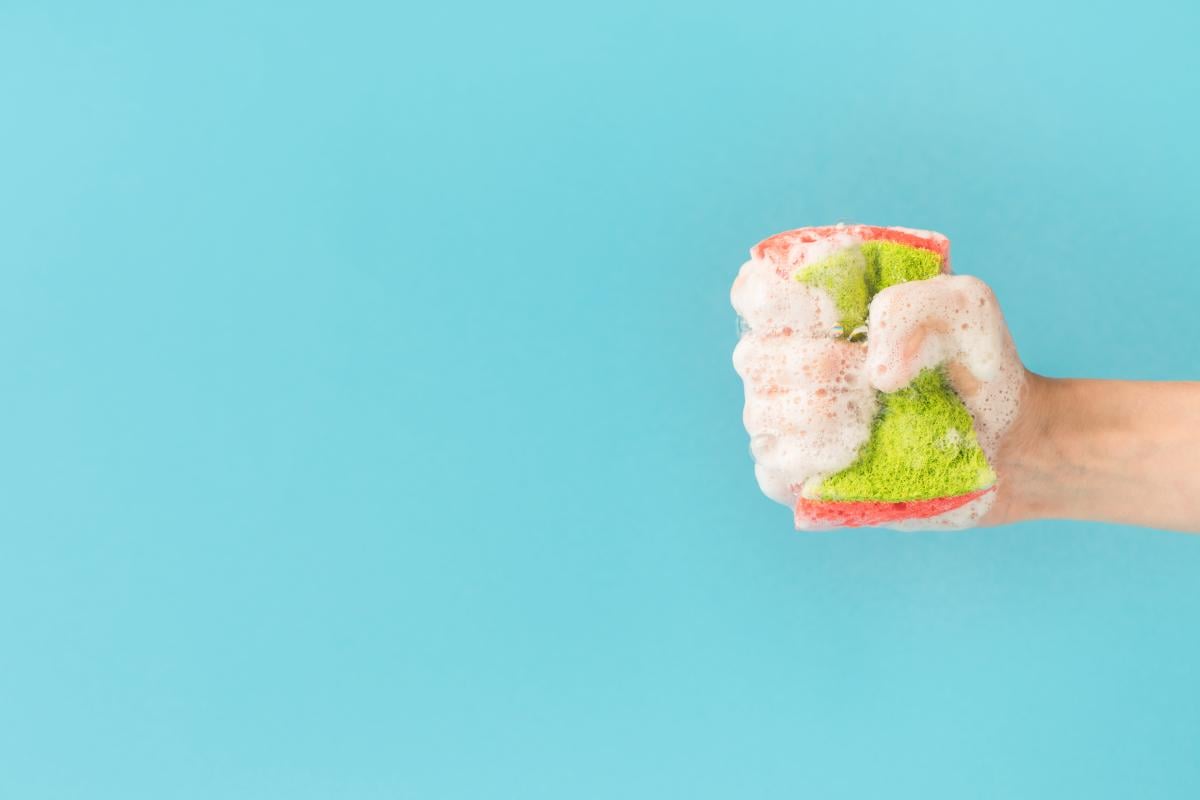 Как стирать кухонные тряпки и губки / depositphotos.com