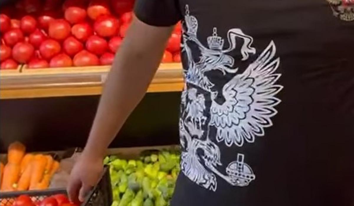 Герб России на футболке / скриншот из видео