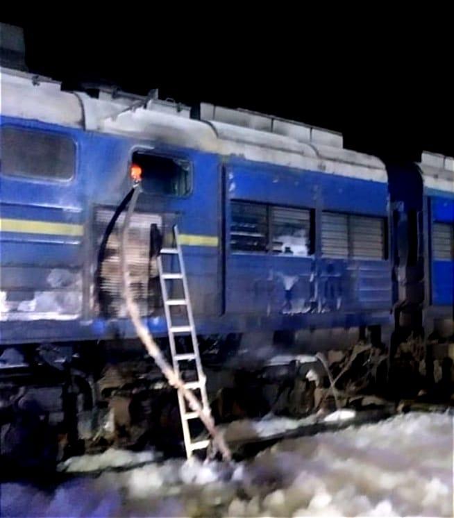 Горів задній відсік тепловоза потягу "Інтер-Сіті" / фото facebook.com/DSNSMYKOL Горів задній відсік тепловоза потягу "Інтер-Сіті" / фото facebook.com/DSNSMYKOL