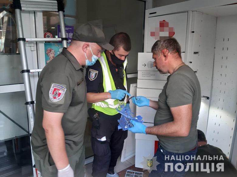 В столичном ТРЦ прогремел взрыв / фото пресс-служба полиции Киева В столичном ТРЦ прогремел взрыв / фото пресс-служба полиции Киева