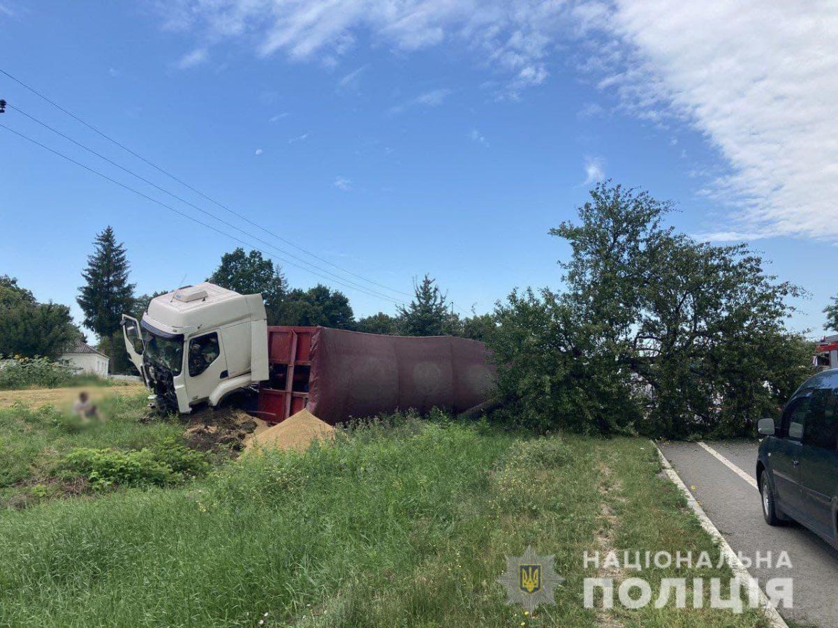 Тіла загиблих з авто діставали спецзасобами / фото прес-служба поліції Черкаської області Тіла загиблих з авто діставали спецзасобами / фото прес-служба поліції Черкаської області