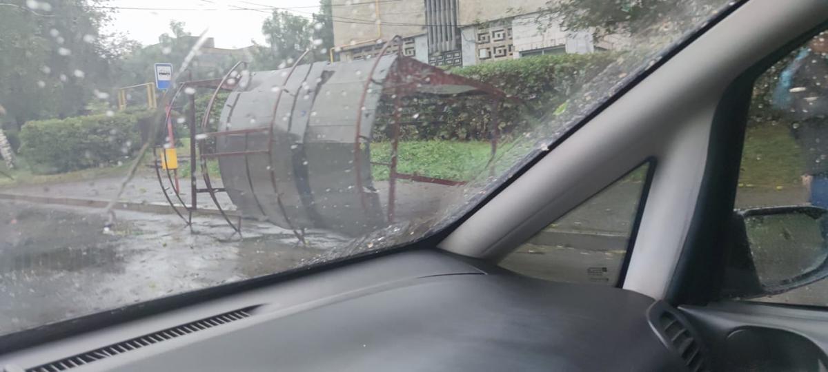 Буревій повалив зупинку громадського транспорту / фото УНІАН Буревій повалив зупинку громадського транспорту / фото УНІАН