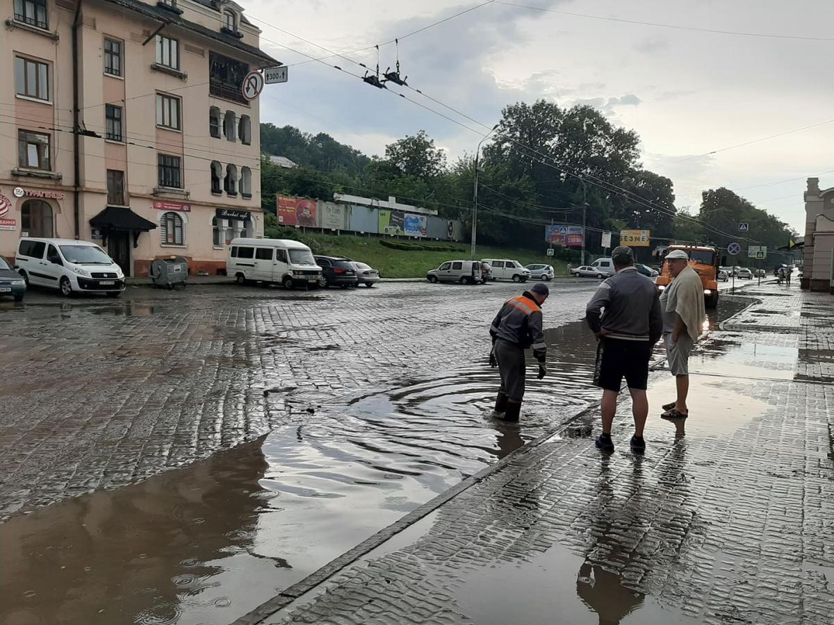 Сильна злива підтоплює вулиці Чернівців другий день поспіль / фото УНІАН Сильна злива підтоплює вулиці Чернівців другий день поспіль / фото УНІАН