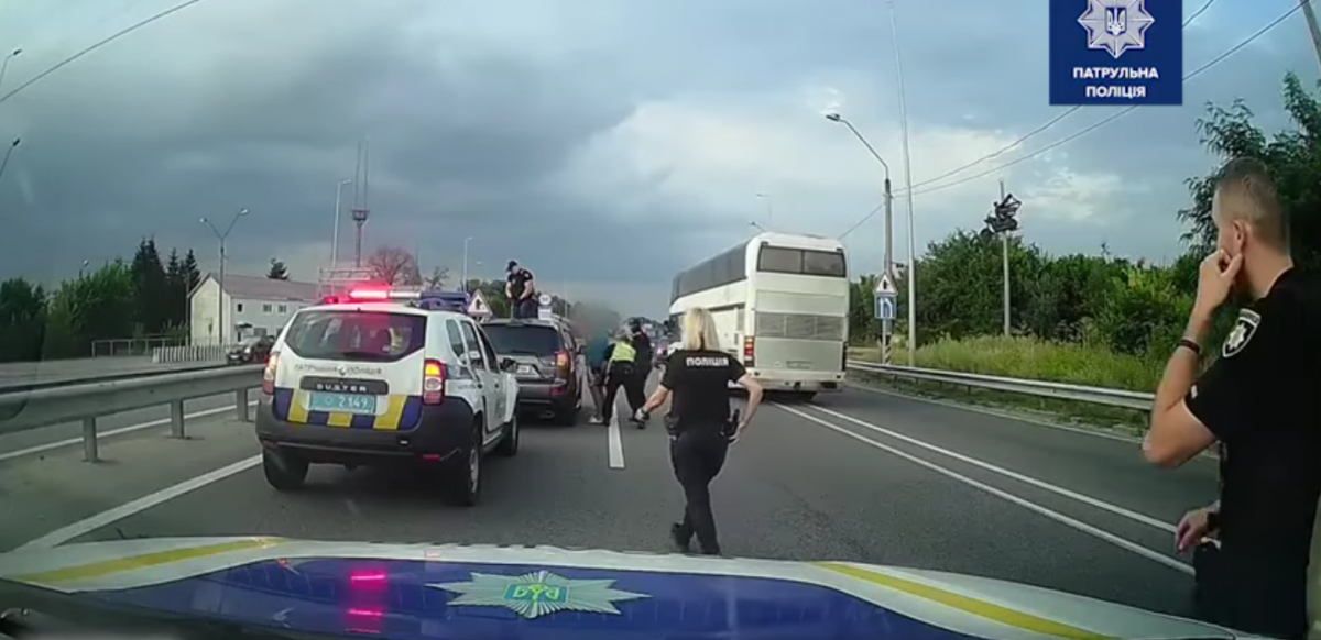 Затримання зловмисника потрапило на відео / скріншот Затримання зловмисника потрапило на відео / скріншот