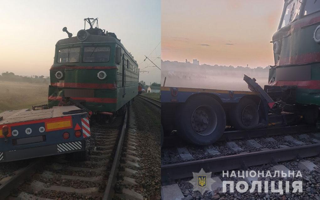 Грузовик с комбайном выехал на переезд / фото пресс-служба полиции Полтавской области Грузовик с комбайном выехал на переезд / фото пресс-служба полиции Полтавской области