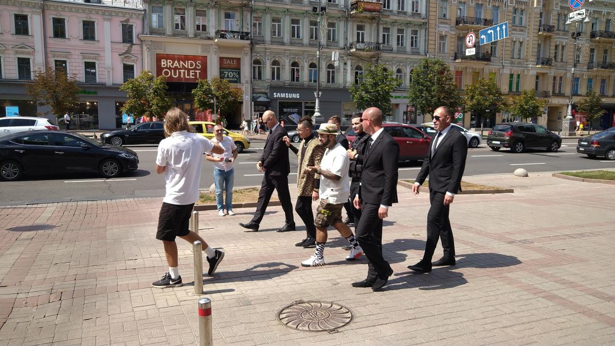 Рядом с двойником Моргенштерна шел двойник Тимати / фото Стас Козлюк Рядом с двойником Моргенштерна шел двойник Тимати / фото Стас Козлюк