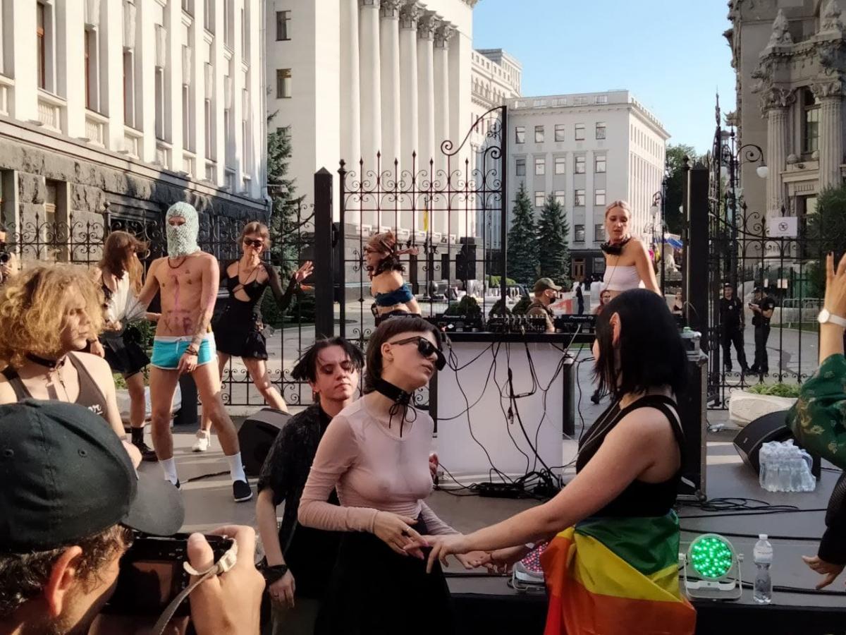 Акція ЛГБТ на Банковій / Фото УНІАН, Таня Поляковська Акція ЛГБТ на Банковій / Фото УНІАН, Таня Поляковська