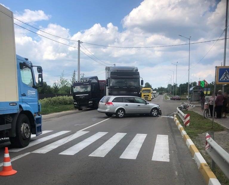 Авто збило літнього чоловіка і хлопчика / фото прес-служба поліції Київської області Авто збило літнього чоловіка і хлопчика / фото прес-служба поліції Київської області