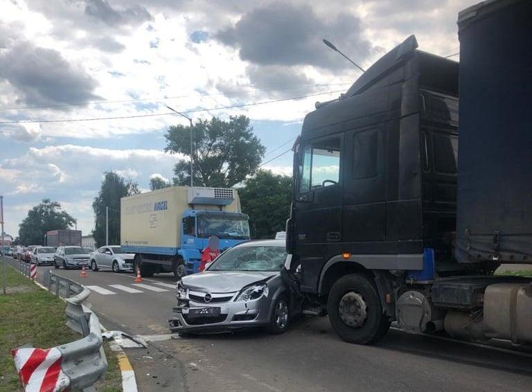 Після наїзду на пішоходів авто врізалося у фуру / фото прес-служба поліції Київської області Після наїзду на пішоходів авто врізалося у фуру / фото прес-служба поліції Київської області