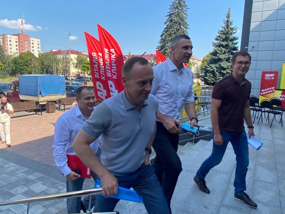 Партия мэра Чернигова Атрошенко пойдет на выборы в Верховную Раду от политсилы 'УДАР Виталия Кличко' Партия мэра Чернигова Атрошенко пойдет на выборы в Верховную Раду от политсилы 'УДАР Виталия Кличко'
