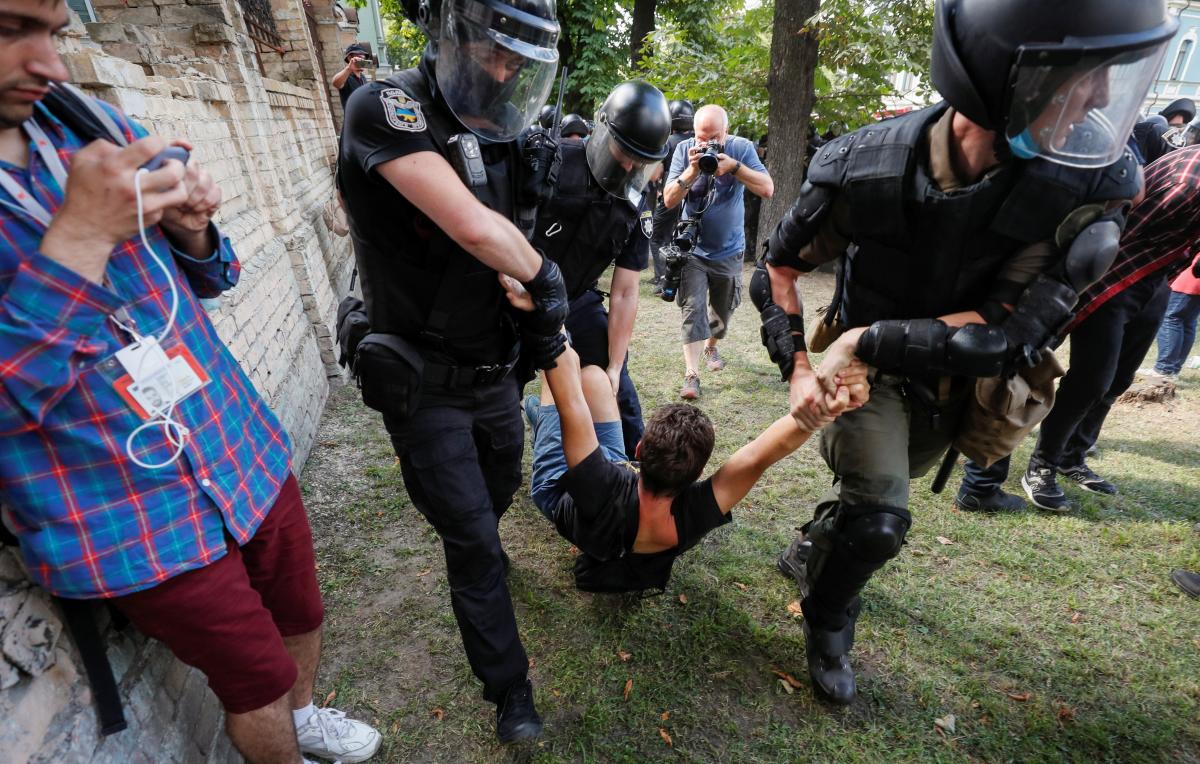 Мужчины хотели помешать проведению ЛГБТ-рейва / Фото: REUTERS Мужчины хотели помешать проведению ЛГБТ-рейва / Фото: REUTERS