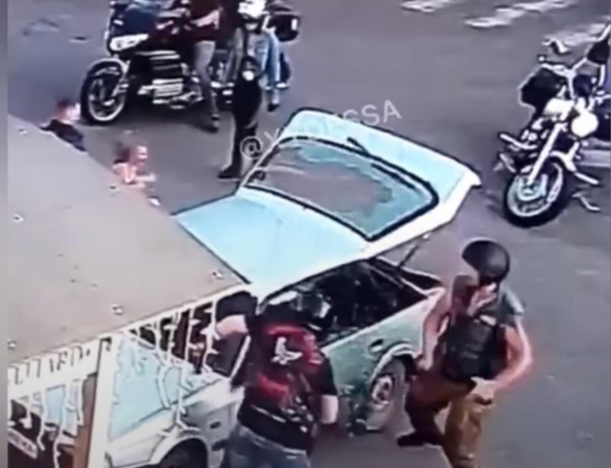 Байкери ланцюгами розбили автомобіль / скріншот з відео Байкери ланцюгами розбили автомобіль / скріншот з відео