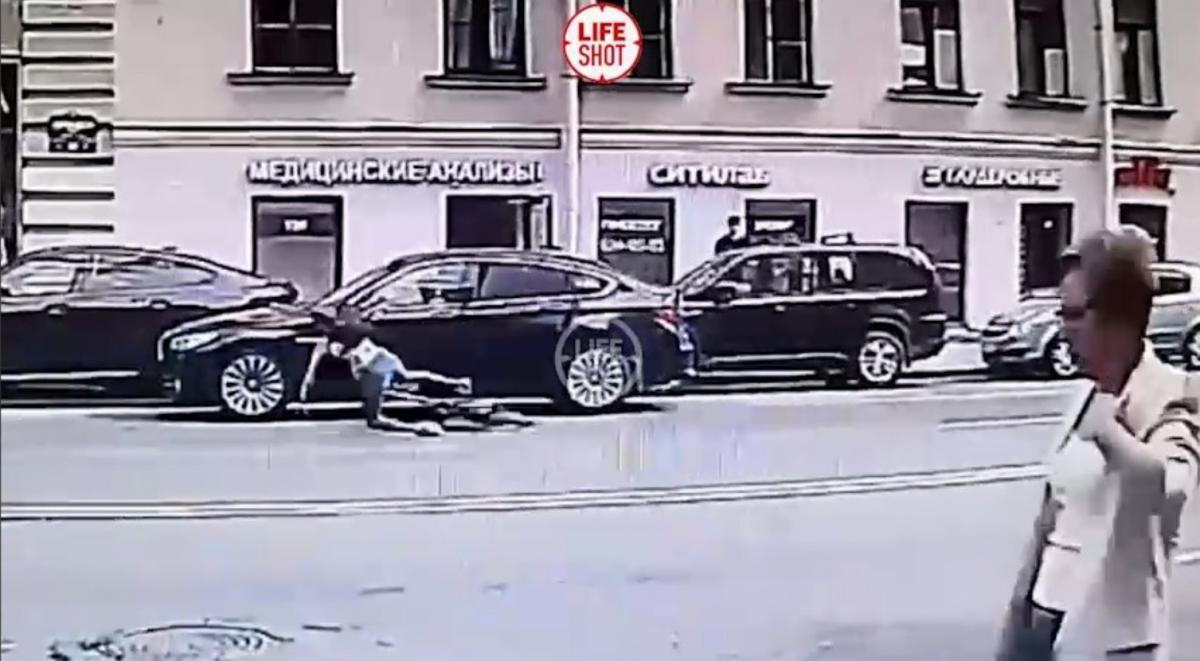 Девушка упала на дорогу после столкновения / скриншот из видео Девушка упала на дорогу после столкновения / скриншот из видео