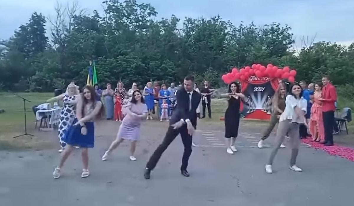 Василь Маслей запалює з дівчатами / скріншот з відео Василь Маслей запалює з дівчатами / скріншот з відео