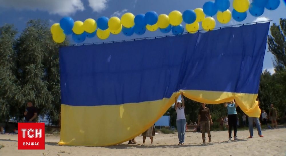 В Светлодарске запустили в небо украинский флаг