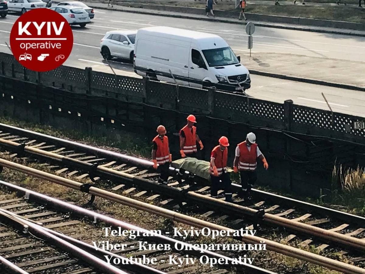 В Киеве мужчина упал под поезд метро и погиб, на станциях образовались  толпы (фото, видео) — УНИАН