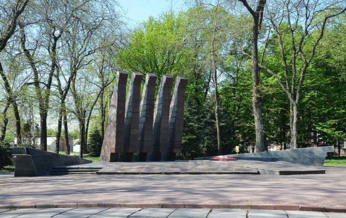 Это дно: в Кривом Роге вандалы осквернили братскую могилу воинов Второй мировой