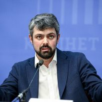 Не можна "призначити" героя згори. Героїзація історичних постатей державою завдає шкоди їх авторитету