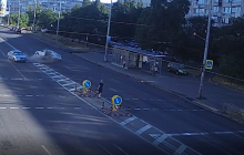 У Києві Volkswagen влетів у Hyundai, аби не збити жінку-порушницю: оштрафували водія (відео)