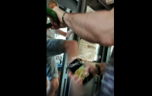 Відбивалася ногами: в Одесі пасажир та жінка-водій тролейбуса влаштували розбірки (відео)