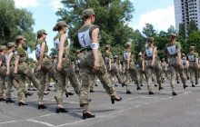 Арестович объяснил, кто "обул" женщин-военных в туфли на каблуках