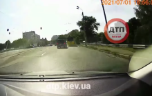 В Киеве у троллейбуса на ходу взорвалось колесо: инцидент попал на видео