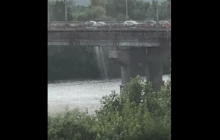В сети показали видео нового "водопада" на мосту Патона в Киеве: названа его причина