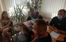 На Харківщині "тіктокерки" заради "лайків" зірвали дорожній знак: на батьків склали адмінпротокол