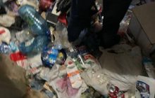 В Киеве мужчина превратил квартиру в свалку: для борьбы с ним привлекли полицию (видео)
