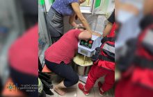 В Днепре женщина оказалась в ловушке в тестомешалке, на помощь пришли спасатели