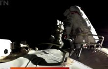 Китайские астронавты вышли в открытый космос с борта новой космической станции (видео)