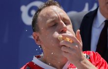 Американец установил мировой рекорд по поеданию хот-догов (фоторепортаж)