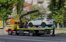 Отстаивала своим телом: в Киеве женщина не давала эвакуатору забрать авто (видео)