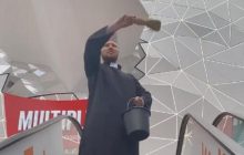 Блогер "освятив" ТЦ у Харкові від підпалів і мінувань (відео)