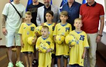 Заспівали гімн та прославилися: маленькі футболісти з Троєщини зустрілися зі своїми кумирами та отримали подарунки (відео)