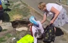"Ледь не зварилася": у Києві жінка провалилася у яму з окропом (відео)