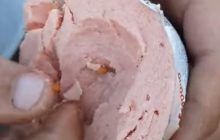"Жесть": в Херсоне мужчине продали колбасу, кишащую червями (видео)
