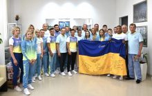 Зеленский встретился с украинскими олимпийцами и передал им флаг от военных (фото)