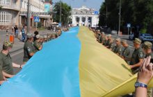 В Мариуполе наибольшее число военных развернули флаг и установили рекорд (фото)