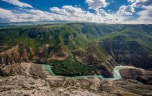 В Дагестане девушки сорвались с качелей над каньоном (видео)