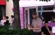 В Одессе мужчина спас птичку от жары - видео умилило сеть