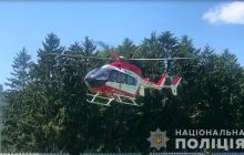 Подстреленного на Житомирщине мальчика доставили на вертолете в Киев (фоторепортаж)