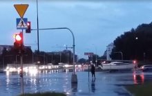 Пошкоджені десятки будинків та затоплені вулиці: на Варшаву налетів буревій (відео)