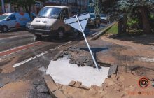 В Днепре девушка на пешеходном переходе провалилась под землю (фото, видео)