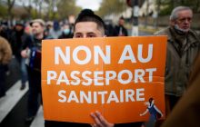 Французы вышли на масштабные протесты из-за обязательной вакцинации (фоторепортаж)