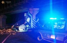 В Хмельницкой области спасатели вырезали водителя фуры, протаранившей опору моста (фото)
