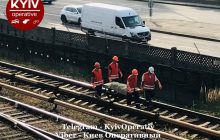 В Киеве мужчина упал под поезд метро и погиб, на станциях образовались толпы (фото, видео)