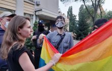 Неизвестные с флагом ЛГБТ пытались устроить провокацию под зданием МВД, где активисты празднуют отставку Авакова (видео)